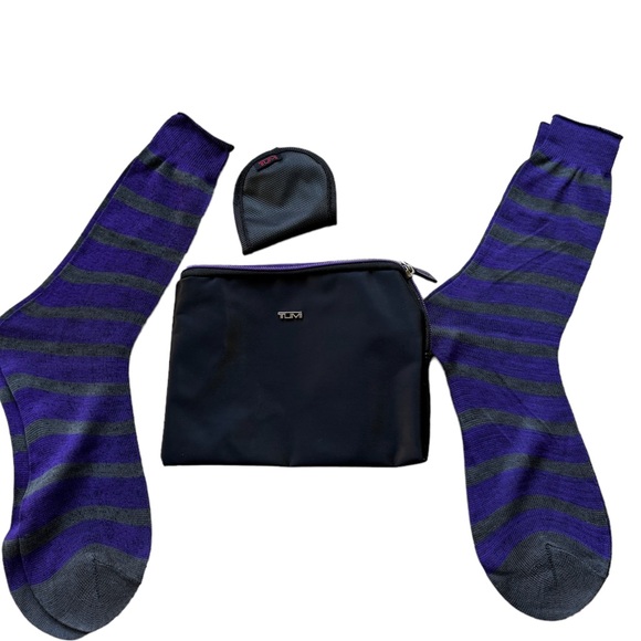 Tumi Travel case with 2 Pairs of socks and Sleep Mask Kit - Picture 1 of 4